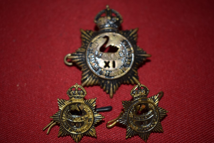 AUSTRALIAN ARMY HAT AND COLLAR BADGE SET 11 BN 30-42 VOIDED-SOLD